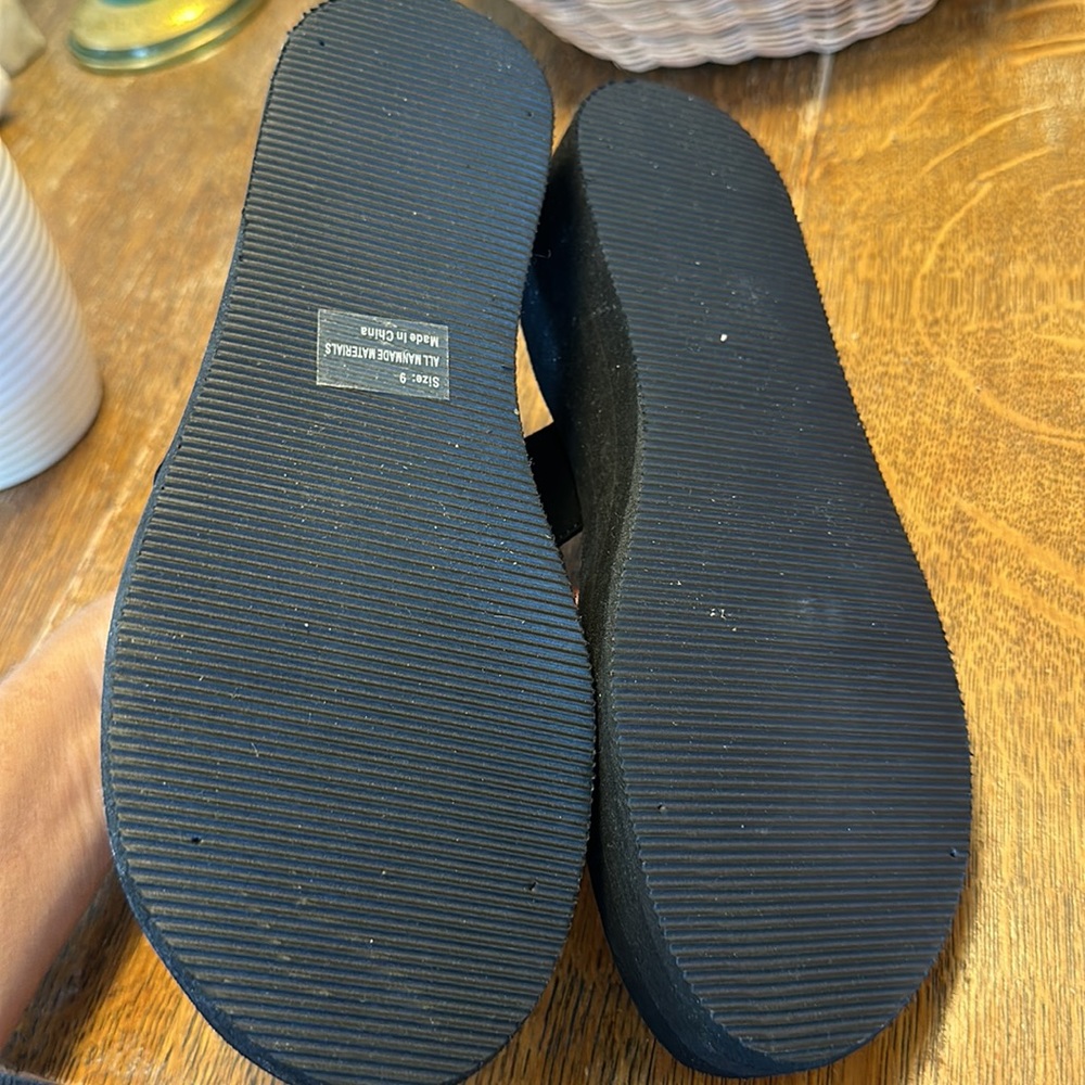 NWT OLIVIA MILLER Women's Embellished Strap Wedge Flip Flops, Black sz9 - Picture 4 of 4